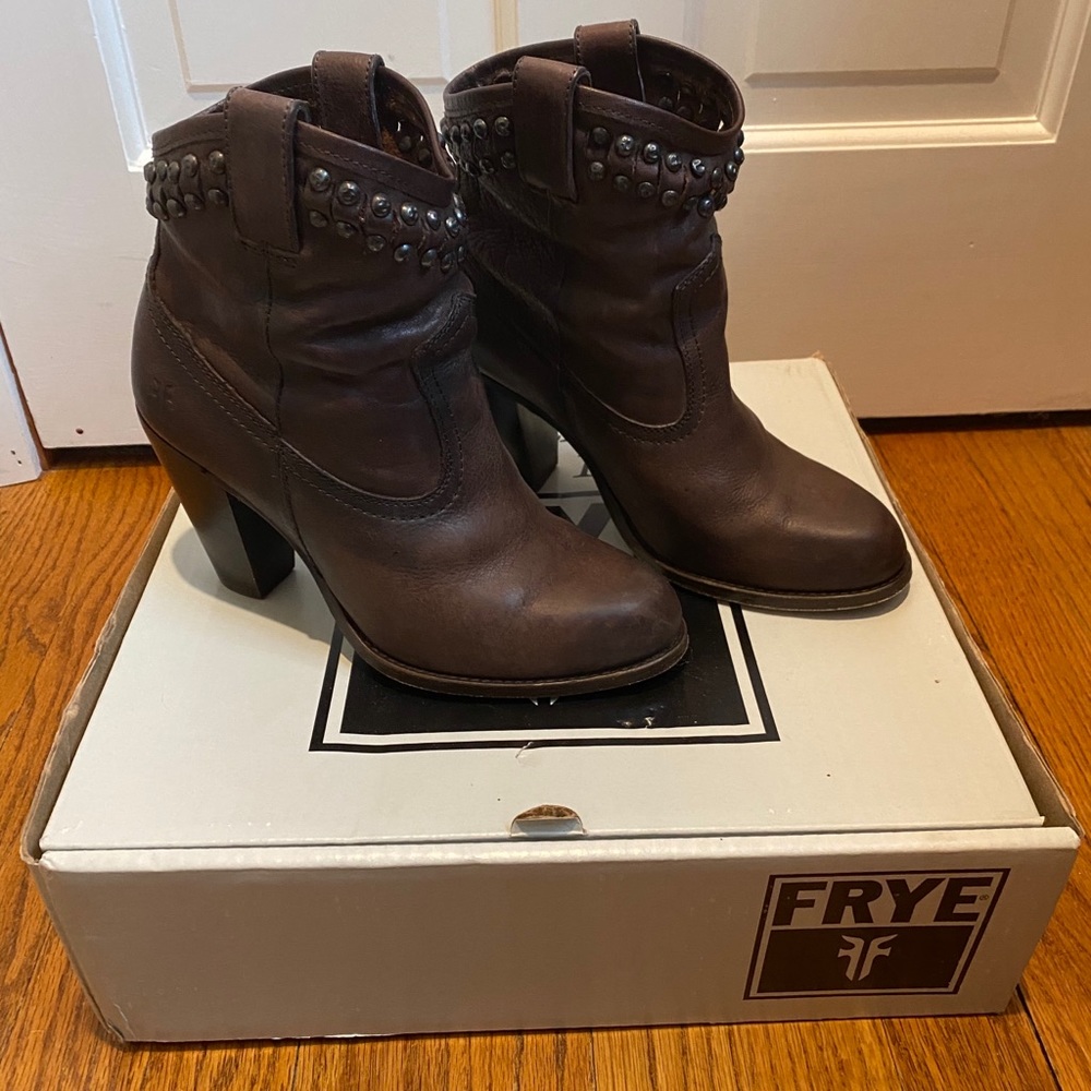 FRYE JENNY CUT STUD SHORT BOOTIE